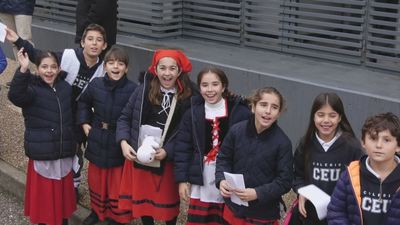 El último timbre del año suena entre adornos y villancicos en los colegios de Madrid