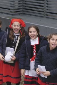 El último timbre del año suena entre adornos y villancicos en los colegios de Madrid