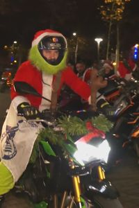 Botas, moto y… ¿gorro de Navidad? La Papanoelada Motera de Fuenlabrada recorre el municipio repartiendo espíritu navideño
