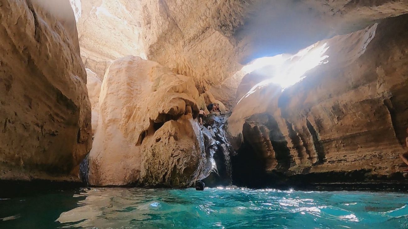 Palmeras, montañas y un paraje de ensueño para llegar a un oasis de agua en la ruta del Wadi Shab