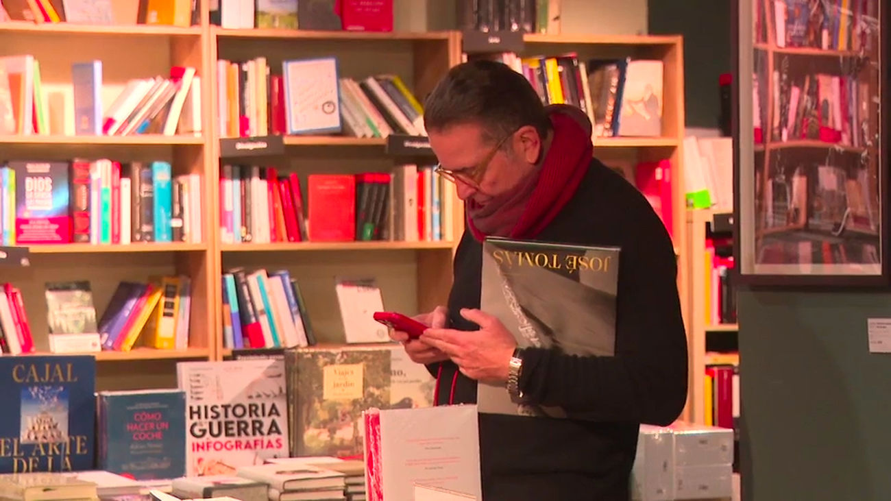 Un librero mantiene la firma de libros de Juan Soto Ivars pese a la polémica y refuerza la seguridad