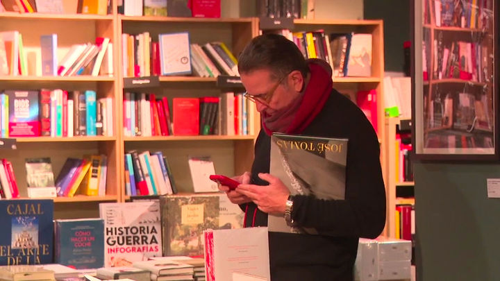 Un librero mantiene la firma de libros de Juan Soto Ivars pese a la polémica y refuerza la seguridad