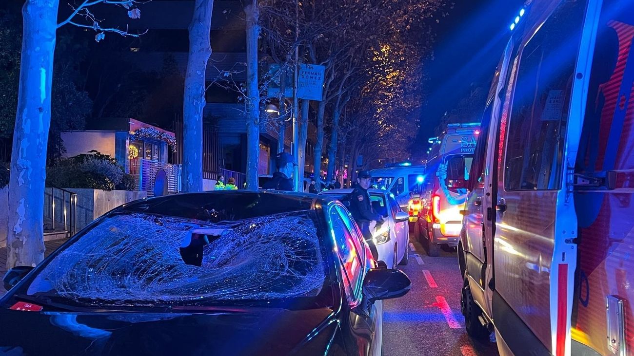 Coche dañado tras un  atropellado a un hombre en Chamartín