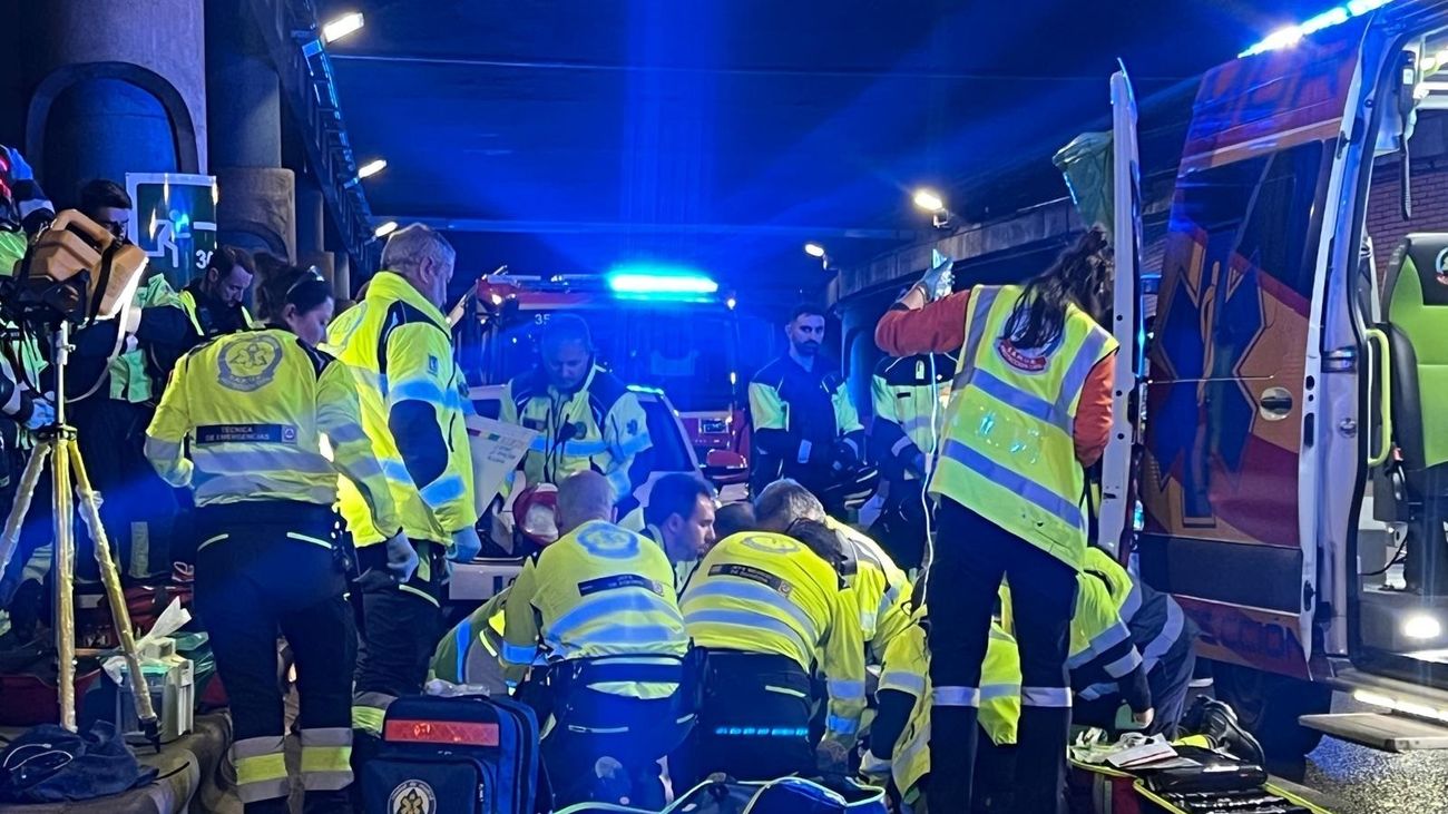El equipo de Emergencias Madrid intentando reanimar a un motorista
