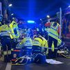 El equipo de Emergencias Madrid intentando reanimar a un motorista