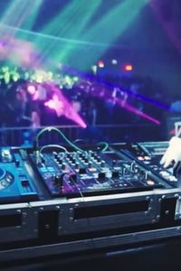 Dj pinchando en una macrofiesta