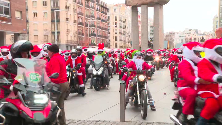 500 Papás Noel recorren Madrid en una 'Papanolada' motera solidaria