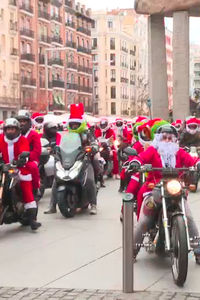 500 Papás Noel recorren Madrid en una 'Papanolada' motera solidaria
