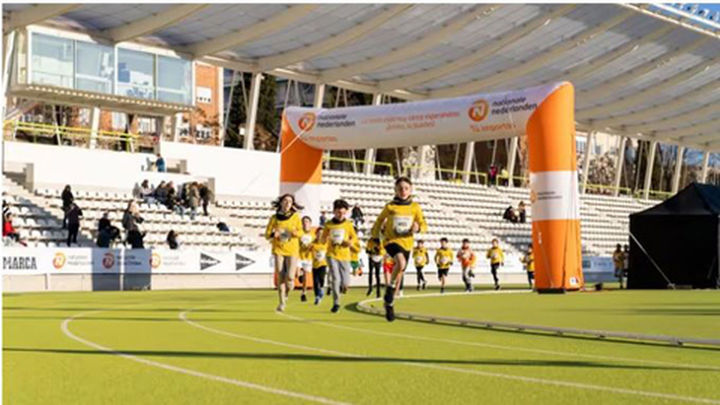 Más de 3.000 niños participan en la San Silvestre mini en el estadio de Vallehermoso