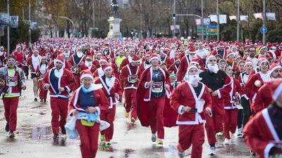 11.000 'Papás y Mamás Noeles' llenan la Castellana en una carrera solidaria