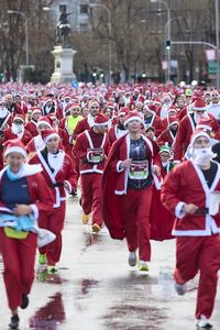 Papás y Mamás Noeles corren en Madrid en una carrera solidaria