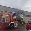 Los Bomberos controlan un incendio en una nave industrial de productos cárnicos en Alcalá de Henares