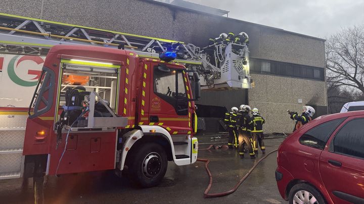 Los Bomberos controlando el incendio en una nave industrial en Alcalá de Henares