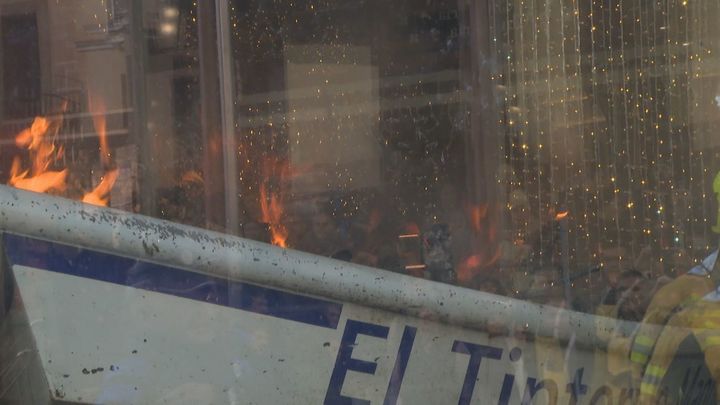 Susto en un restaurante del centro de Madrid al arder una barca de asar espetos