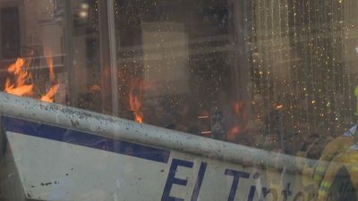 Susto en un restaurante del centro de Madrid al arder una barca de asar espetos