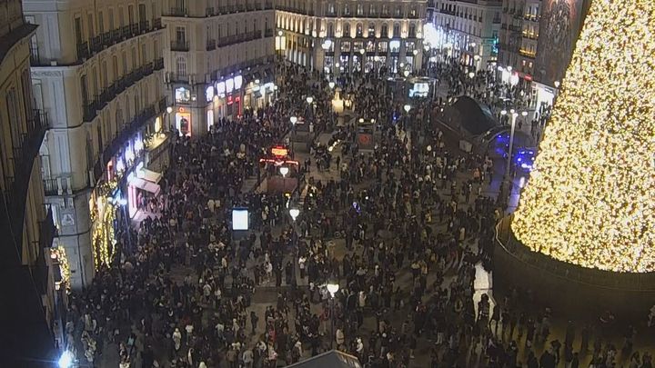Mucha gente en Sol en Navidad