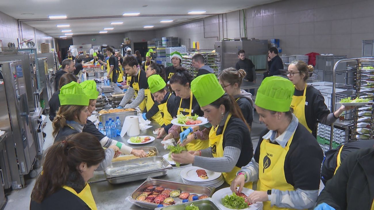 500 voluntarios preparan una cena solidaria de Navidad para 950 comensales en Cuatro Vientos