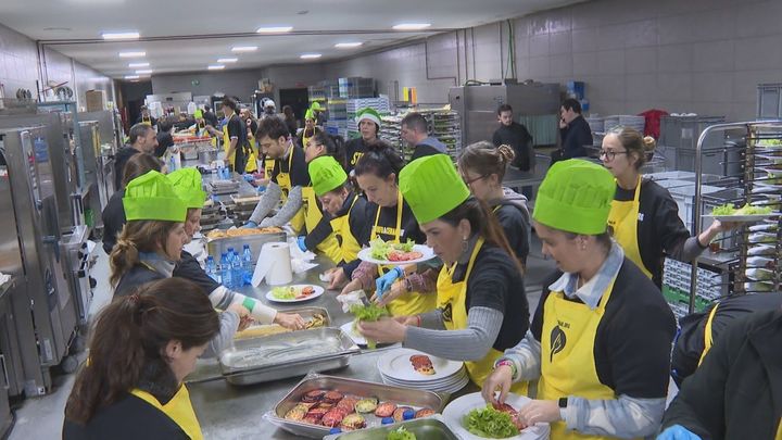 500 voluntarios preparan una cena solidaria de Navidad para 950 comensales en Cuatro Vientos