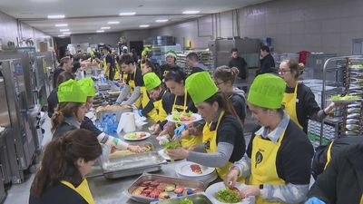 500 voluntarios preparan una cena solidaria de Navidad para 950 comensales en Cuatro Vientos
