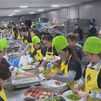 500 voluntarios preparan una cena solidaria de Navidad para 950 comensales en Cuatro Vientos