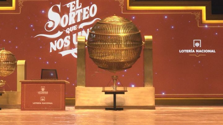 Los bombos del sorteo de lotería de Navidad en el Teatro Real