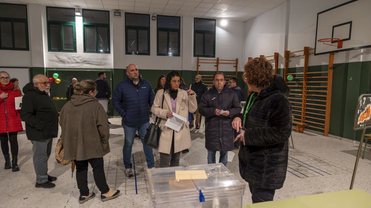 Abren los colegios electorales en Extremadura con más de 860.000 votantes llamados a las urnas