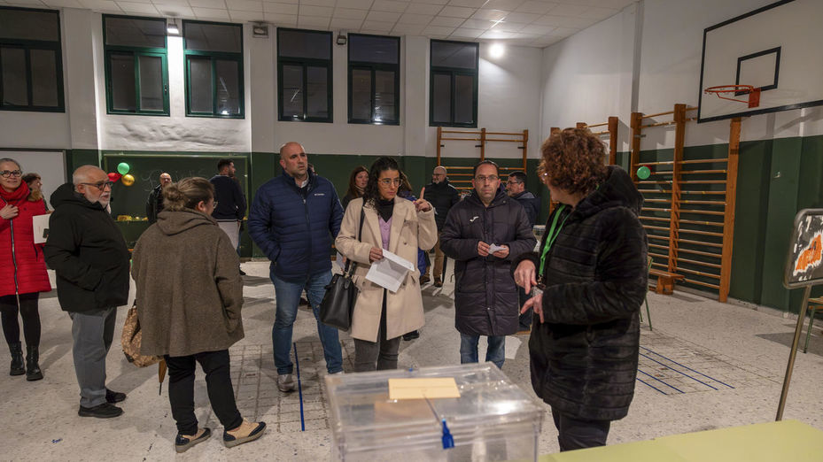 Abren los colegios electorales en Extremadura con más de 860.000 votantes llamados a las urnas