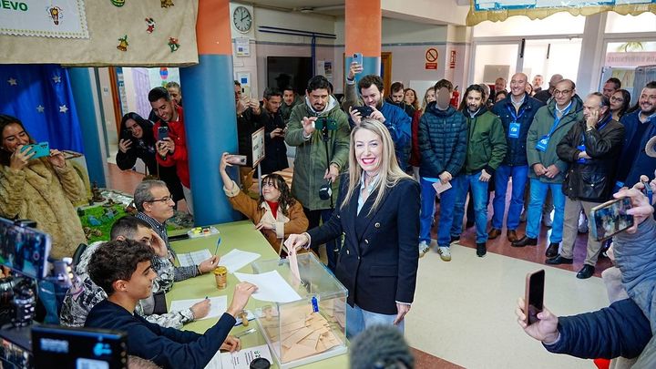 María Guardiola vota en las elecciones en Extremadura