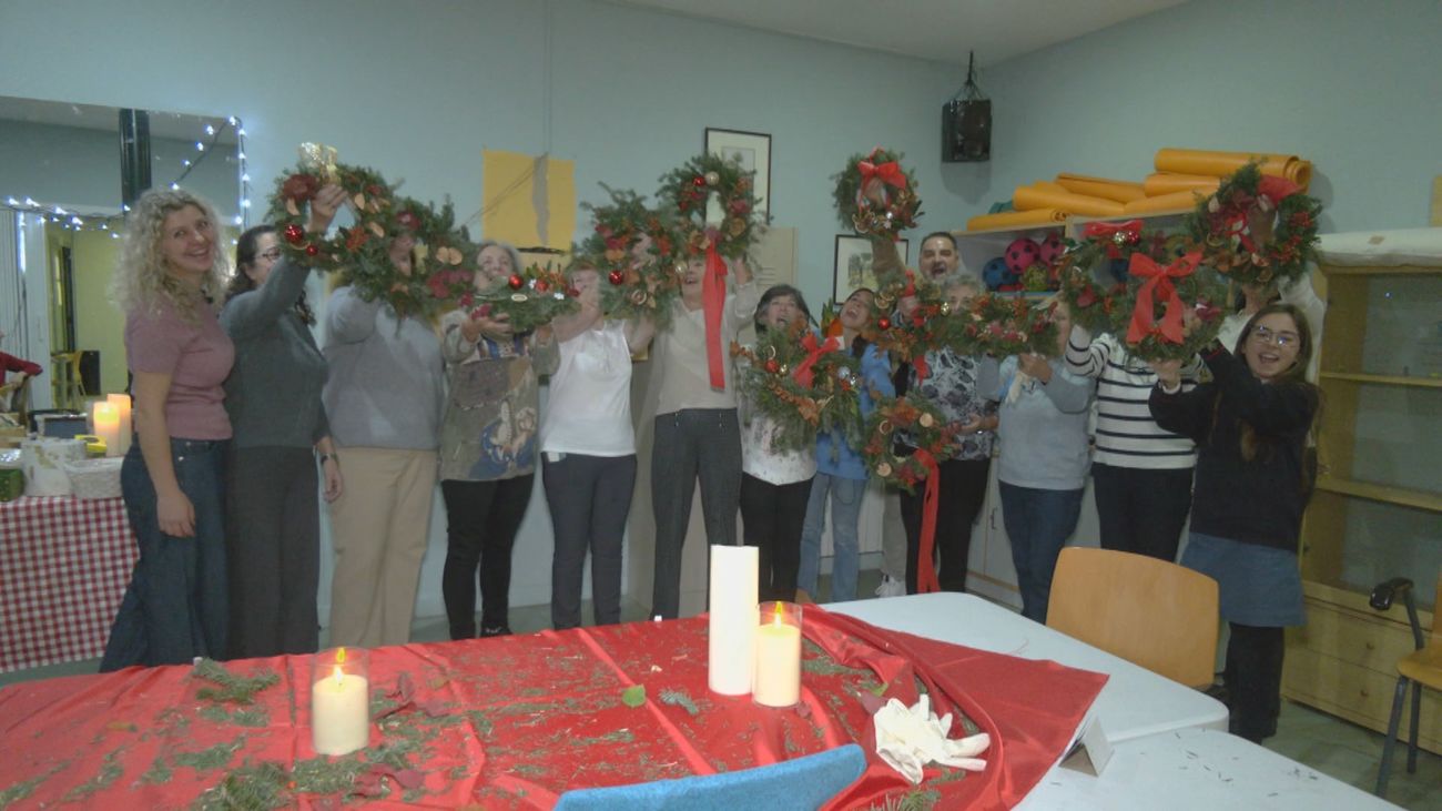 Fabricamos la tradicional corona de adviento