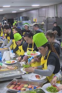 500 voluntarios preparan una cena solidaria de Navidad para 950 comensales en Cuatro Vientos