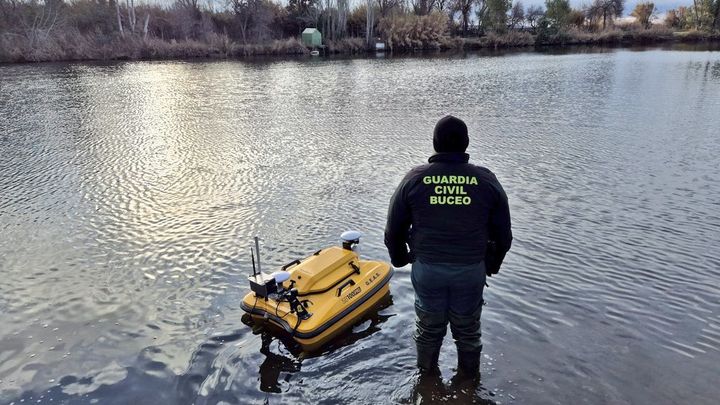 La Guardia Civil, de prácticas con su dron náutico en San Martín de la Vega