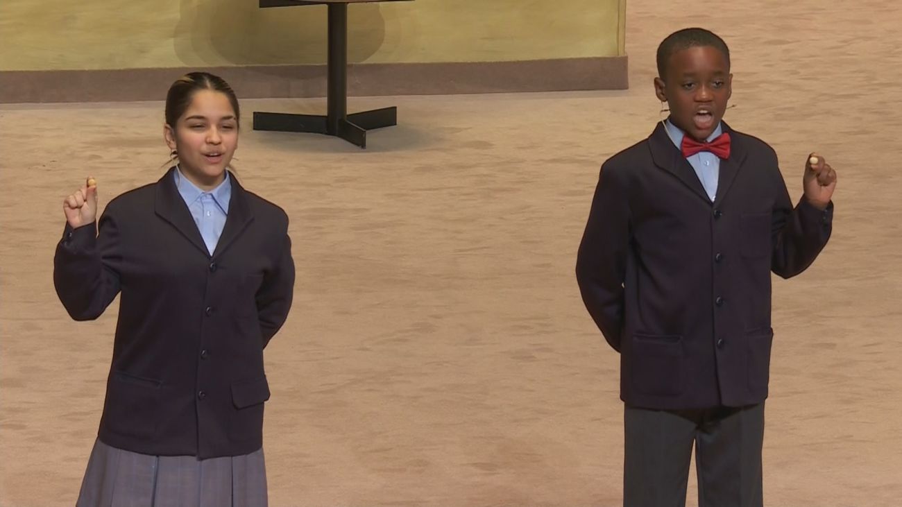 Los niños cantan el segundo premio de la Lotería de Navidad