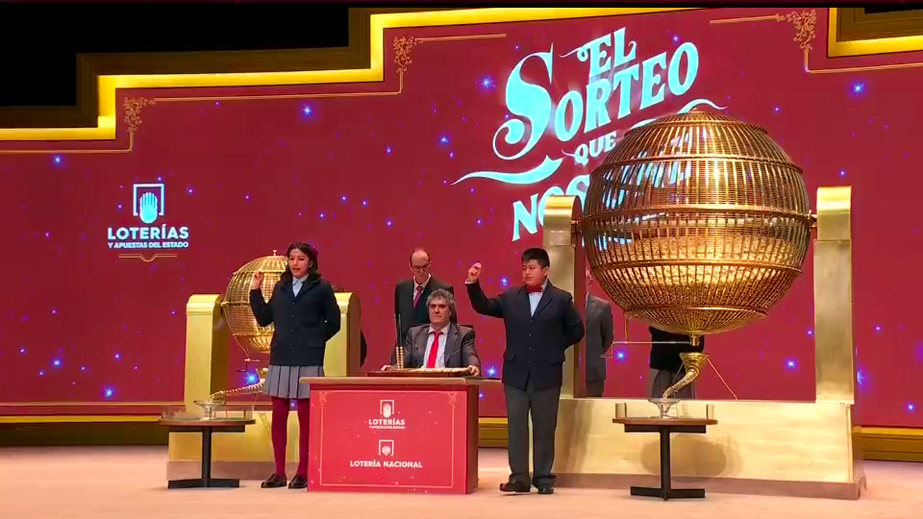 Piero y Alisce cantan el 78477, el primer cuarto premio de la Lotería de Navidad