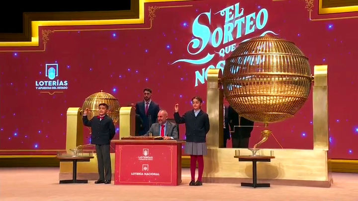 El 77715, un 'viajero' quinto premio de la Lotería de Navidad que deja millones en San Lorenzo de El Escorial, Leganés y Móstoles