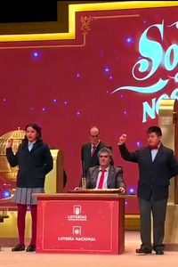 Piero y Alisce cantan el 78477, el cuarto premio de la Lotería de Navidad que ha caído en Getafe, San Lorenzo de El Escorial y Madrid