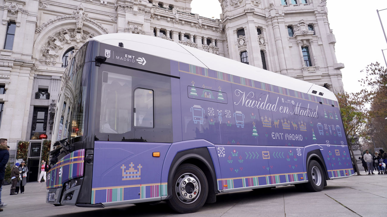 Llega a Madrid el autobús de la Navidad, la nueva iniciativa de la EMT para dejar las cartas a los Reyes Magos