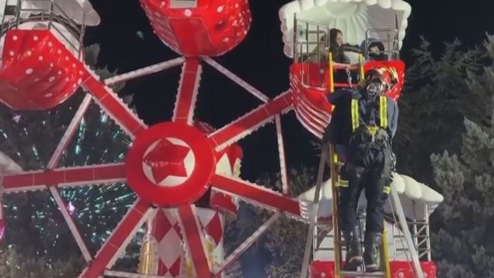 Así fue el rocambolesco rescate de altura para poner a salvo a  cuatro menores atrapados en una noria infantil de Móstoles