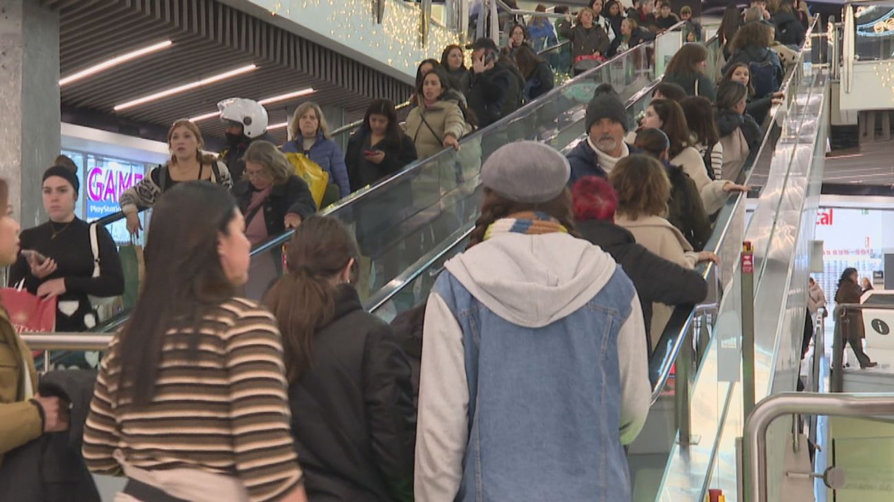 Maletas cargadas de ilusión en las estaciones de Atocha, Chamartín y Barajas con motivo de las fiestas navideñas