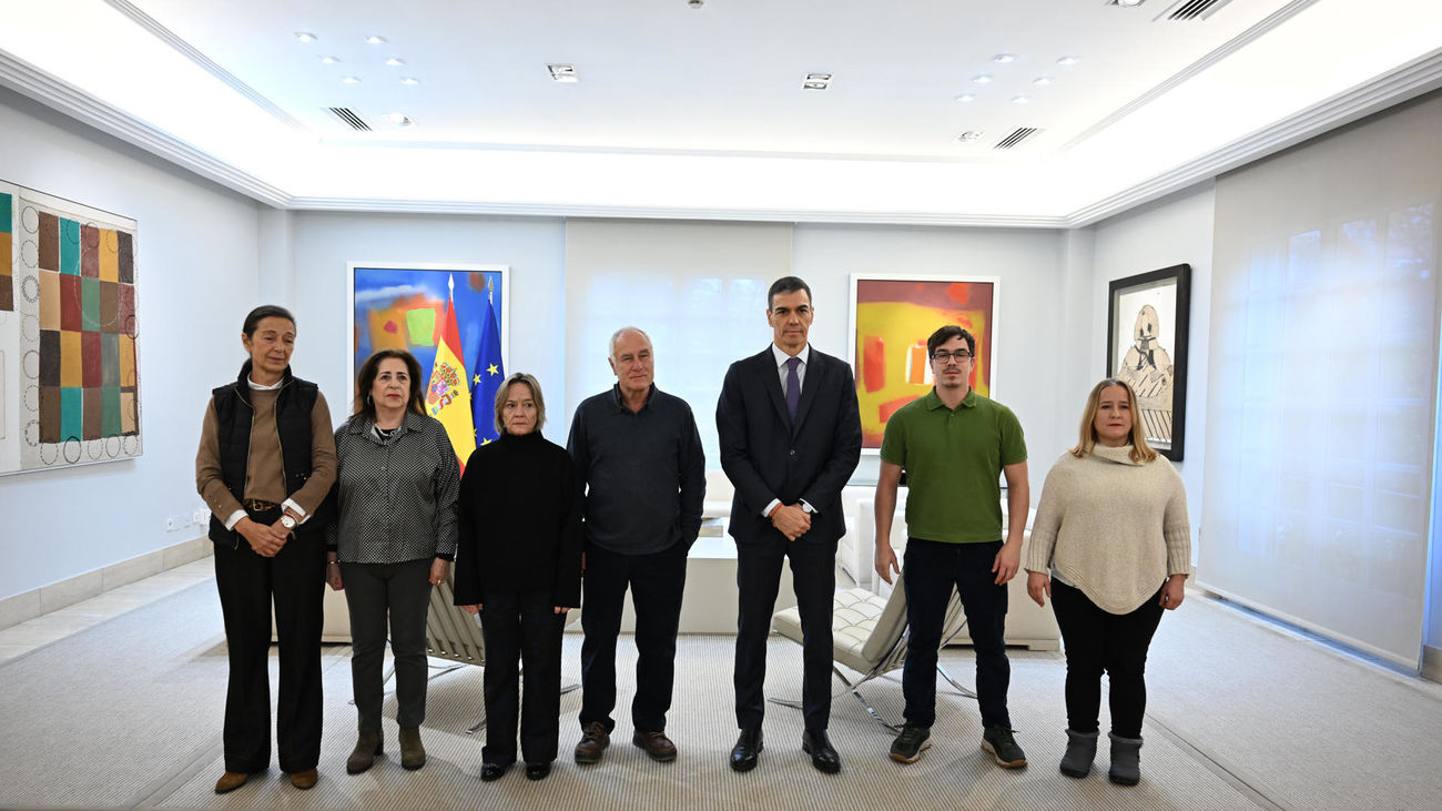 Pedro Sánchez recibe en la Moncloa a familiares de tres españoles detenidos en Venezuela