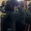 Agentes de la Guardia Civil irrumpen en un domicilio