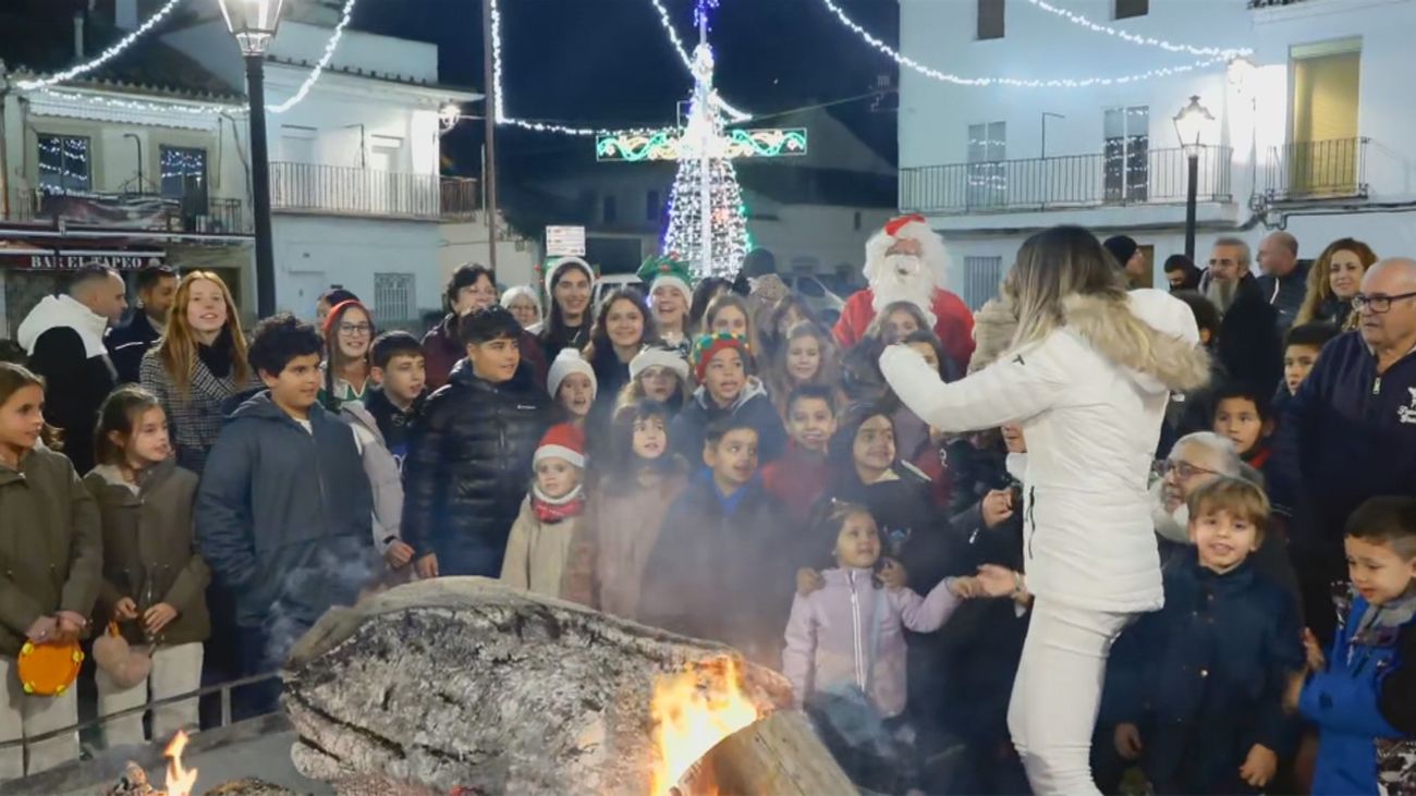 Así se vive la mítica hoguera navideña de Villamanrique del Tajo