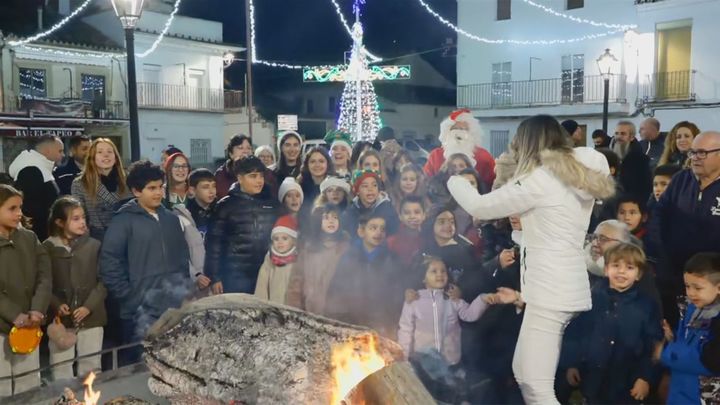 Así se vive la mítica hoguera navideña de Villamanrique del Tajo