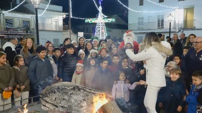 Así se vive la mítica hoguera navideña de Villamanrique del Tajo