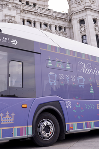 Llega a Madrid el autobús de la Navidad, la nueva iniciativa de la EMT para dejar las cartas a los Reyes Magos