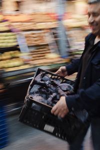 Un tendero trabaja para las personas que realizan sus últimas compras antes de la cena de Nochebuena