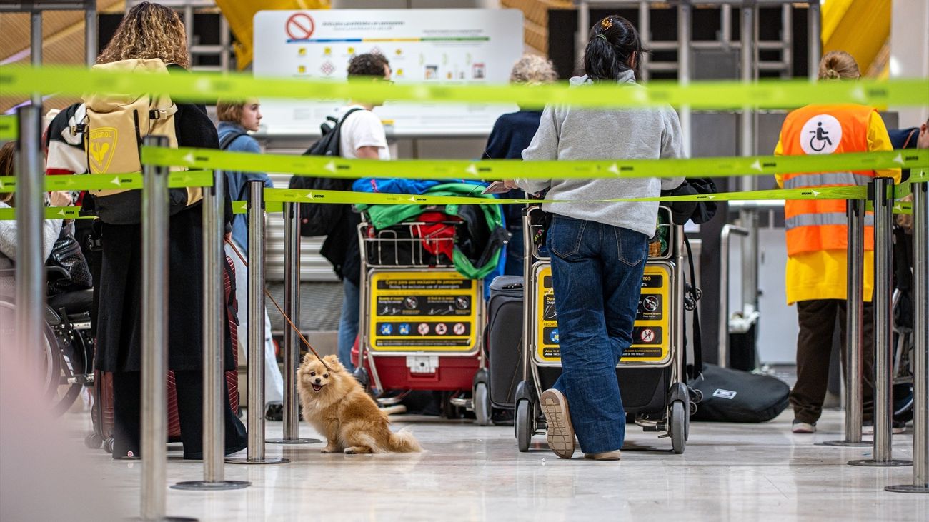Viajeros en el Aeropuerto Adolfo Suárez Madrid-Barajas