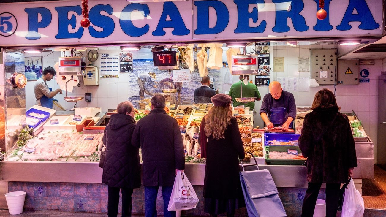 Varias personas realizan sus últimas compras antes de la cena de Nochebuena