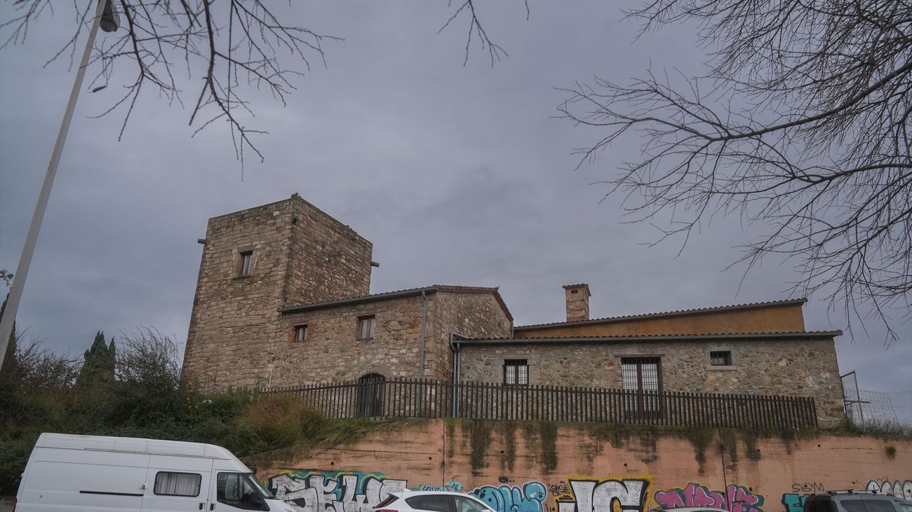 Fachada del antiguo albergue Can Bofí Vell, a 23 de diciembre de 2025, en Badalona, Barcelona,