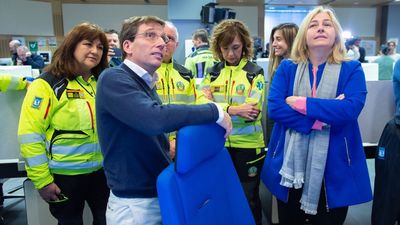 Almeida felicita la Navidad a los empleados municipales de Madrid que trabajan la Nochebuena