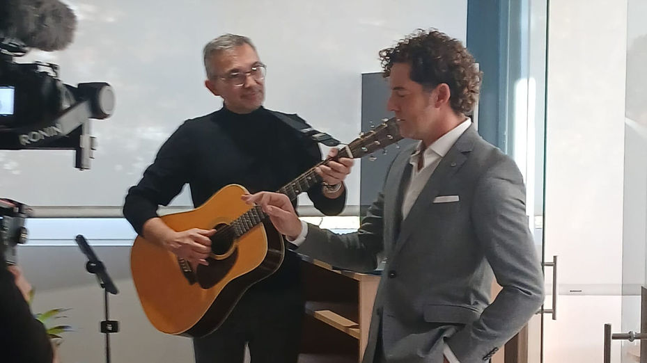 David Bisbal visita y actúa por sorpresa en el Hospital HM Madrid Río